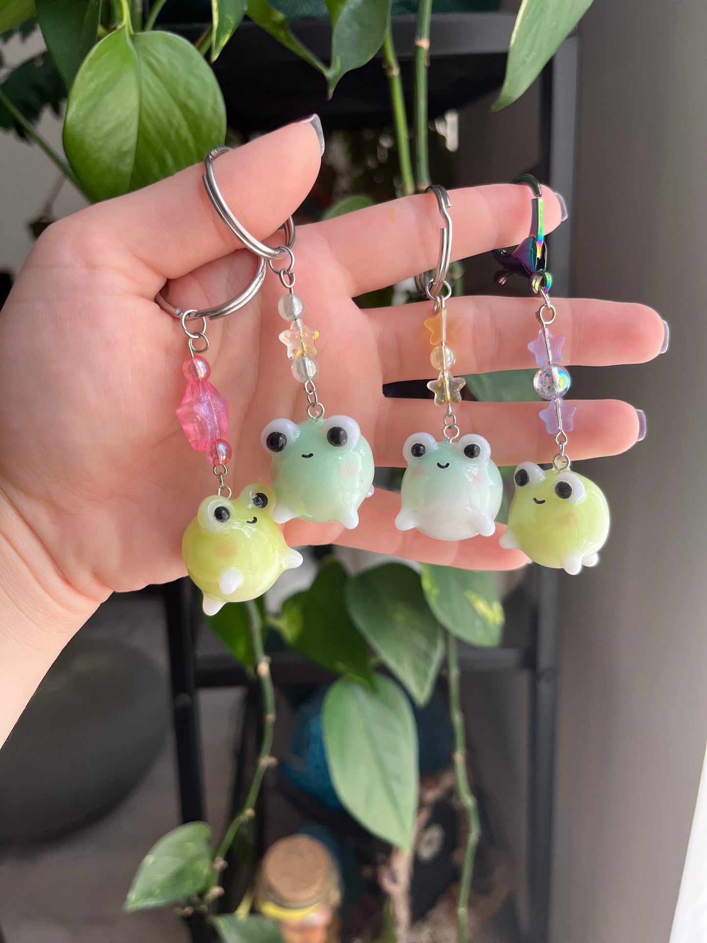 Porte clé grenouille (ne brille pas de le noir)